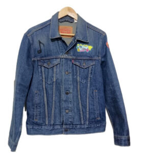 COPY - LEVI'S Vintage Fit Trucker Jacket Dark Wash with Harry Potter Patch  Siz…
